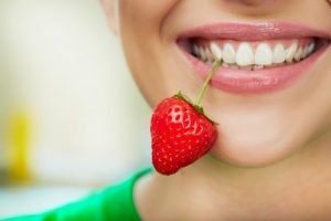 Bělení zubů jahody