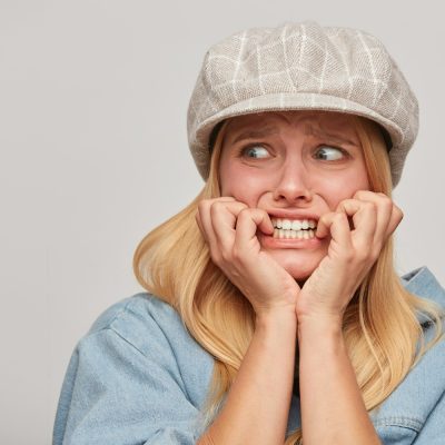 Žena projevuje strach z citlivosti zubů