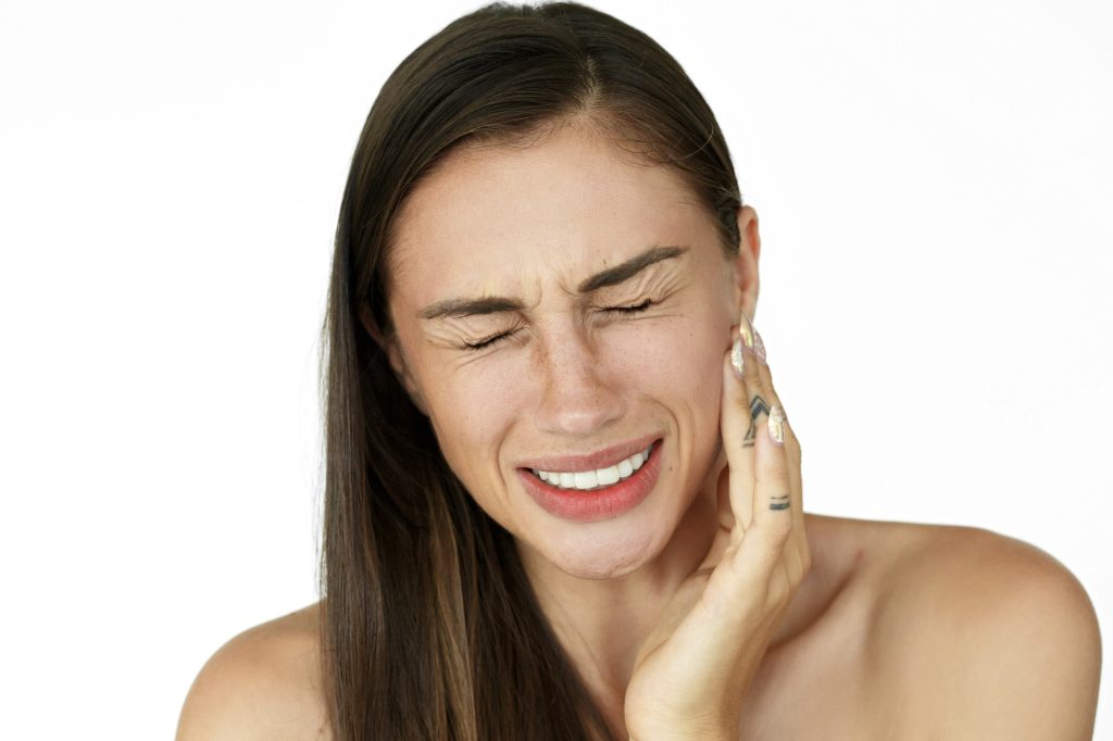 Žena s citlivými zuby